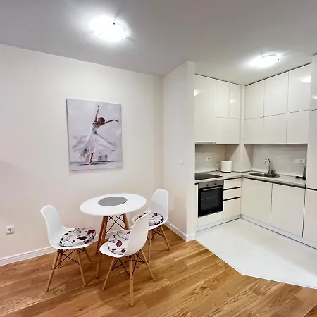 White Homes 49/71 - Point Apartment *